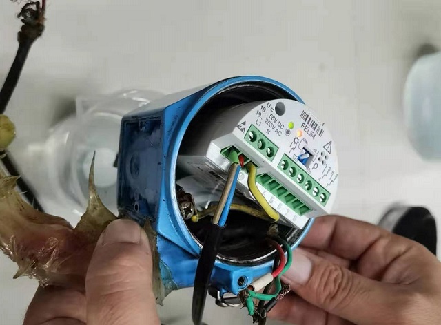 叉体浸入液体时指示灯状态：绿灯亮，红灯也亮