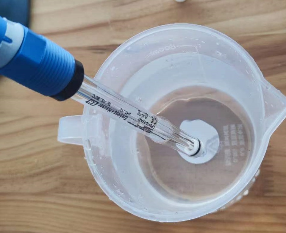 Lavar el electrodo con agua pura